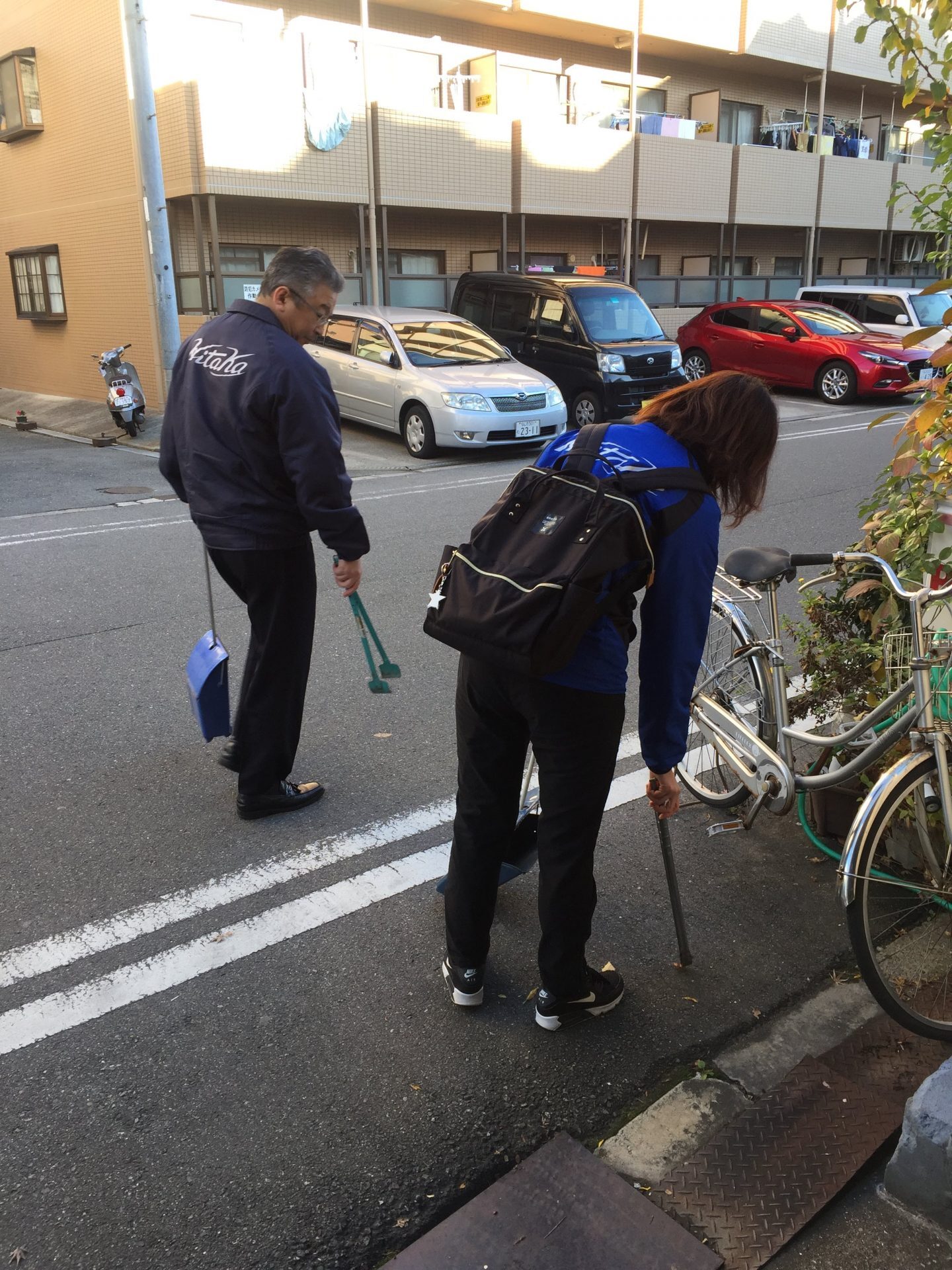 社屋前の道路にて